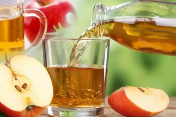 Bahan makanan di sekitar Anda ternyata bisa bantu merawat wajah, salah satunya cuka apel. 