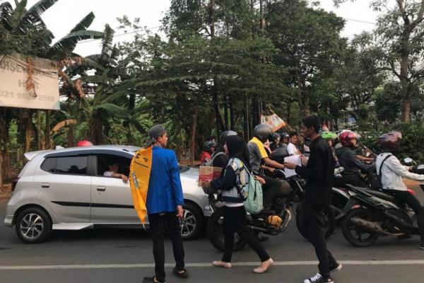 Puluhan pemuda tersebut silih berganti menyodorkan kotak bertuliskan peduli gempa Sulteng kepada para pengendara motor dan mobil saat lampu merah mulai menyala.