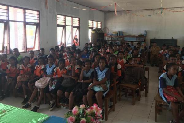 Dengan jarak tempuh sekolah yang mencapai 90 menit dari Pelabuhan Semau serta kondisi sinyal yang masih sulit, HaloHola diharapkan dapat menjadi alternatif sumber pembelajaran bagi siswa SMP dan SMA.