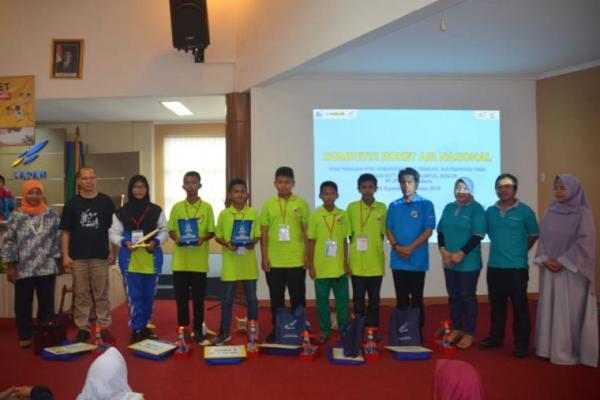 para juara tersebut berkesempatan mewakili Indonesia di Kompetisi Roket Air lnternasional pada ajang Asia Pacific Space Agency Forum (APRSAF) yang tahun ini diselenggarakan di Singapura pada tanggal 2-4 November 2018 mendatang.
