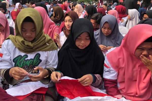 Selain kegiatan utama menjahit bendera, acara ini juga dirangkai dengan upacara serah terima panji Merah Putih dari Sekda Bengkulu kepada Ketua PW GP Ansor Bengkulu dan doa bersama untuk korban gempa dan tsunami di Sulawesi Tengah. 