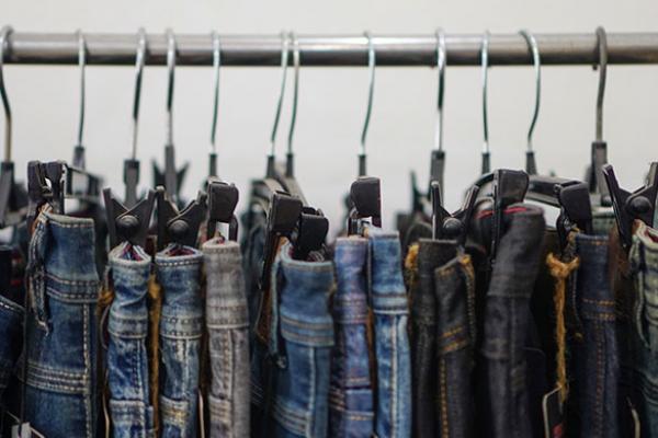 Dari sekian banyak pilihan jeans, sudah betul belum sih cara Anda memilih jeans andalan?