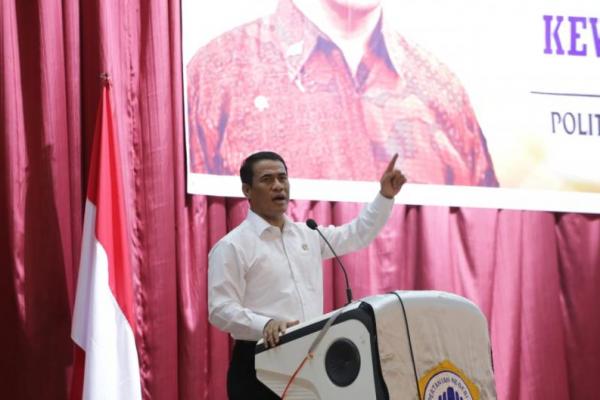 Menteri Amran memerintahkan Karatina Padang dan stake holder terkait agar pengurusan izin ekspor yang panjangan tersebut dipangkas menjadi seminggu.