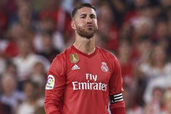 Sergio Ramos ditarik oleh pelatih Real Madrid, Zinedine Zidane, saat El Real bersua melawan Levante, pada Sabtu pekan lalu.