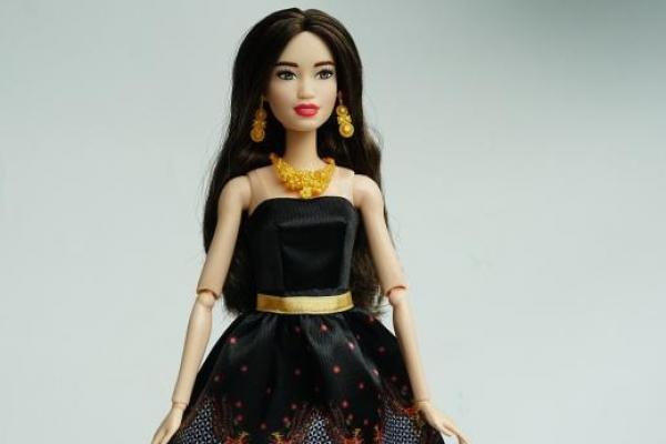 Barbie, boneka manis kesukaan anak-anak merayakan budaya Indonesia dengan koleksi boneka berbusana batik.