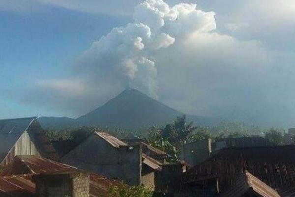 Gunung Soputan yang terletak di Kabupaten Minahasa Tenggara Provinsi Sulawesi Utara meletus pada Rabu (3/10) pukul 08.47 WITA.