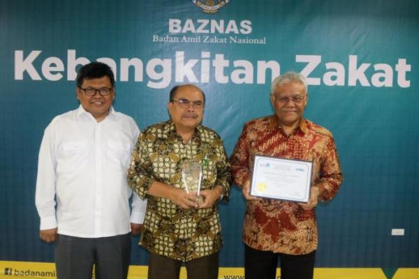 Badan Amil Zakat Nasional (Baznas) berkomitmen meningkatkan kinerja pengelolaan zakat nasional usai menerima penghargaan internasional Global Islamic Financial Award (GIFA) dalam kategori manajemen zakat terbaik.