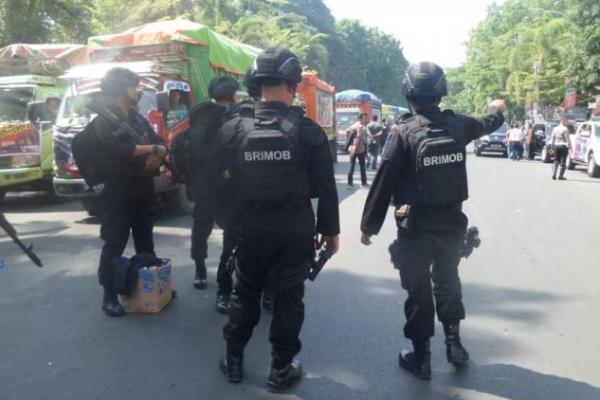 Sekisaran 30 aparat dari Brigadir Mobil (Brimob) bersenjata lengkap akan mengawal 319 truk bantuan korban bencana alam di Sulawesi Tengah dari Makassar, Sulawesi Selatan.