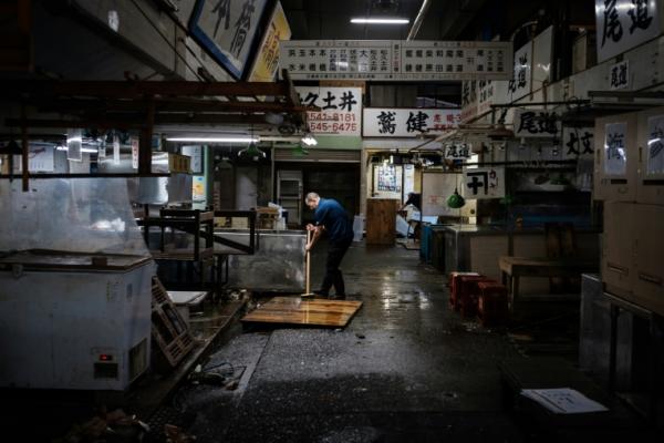 Tsukiji menjadi rumah bagi 900 pebisnis dengan 480 jenis makanan laut senilai US$14 juta setiap hari. Tak hanya itu, 270 jenis buah dan sayur juga memadati lokasi ini