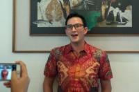 Kagumi Batik, Mike Lewis Punya Belasan koleksi