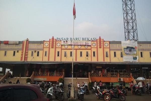 Pemerintahan Walikota Bekasi diminta untuk memerintahkan aparat gabungan dari Satpol PP Kota Bekasi, Kepolisian untuk segera membongkar ratusan lapak PKL yang berjualan di sepanjang jalan akses masuk Pasar Baru Kota Bekasi.