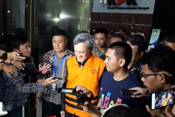 KPK langsung melakukan penahanan terhadap bos PT Paramount Enterprise Internasional, Eddy Sindoro sebagai tersangka suap pengajuan peninjauan kembali (PK) di Pengadilan Negeri Jakarta Pusat.