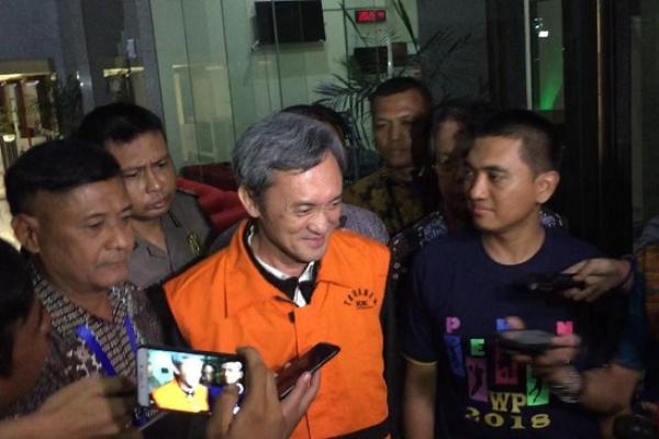 Setelah kabur selama dua tahun, Chairman PT Paramount Enterprise Internasional Eddy Sindoro menyerahkan diri kepada KPK. Eddy sebagai tersangka suap pengurusan peninjauan kembali (PK) ke Pengadilan Negeri Jakarta Pusat.