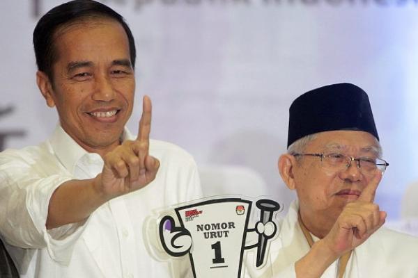 Capres-cawapres, Jokowi-Ma`ruf Amin disebut sebagai pasangan jas merah dan jas hijau. Dimana, Jokowi-Ma`ruf mewarnai sejarah Indonesia.