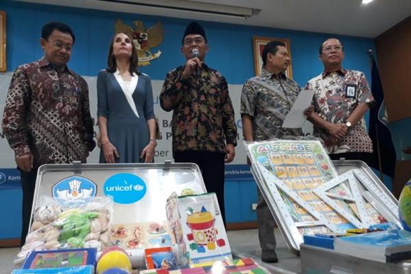 Bantuan tersebut diserahkan langsung oleh Country Representative UNICEF Indonesia Debora Comini, kepada Menteri Pendidikan dan Kebudayaan (Mendikbud) Muhadjir Effendy, pada Selasa (16/10) di Kantor Kemdikbud Jakarta.