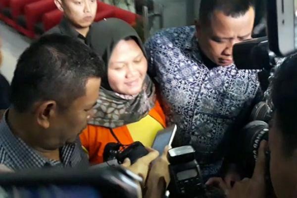 Bupati nonaktif Bekasi Neneng Hasanah Yasin sebagai tersangka kasus suap perizinan Meikarta mengajukan surat permohonan menjadi justice collaborator (JC) ke penyidik KPK.