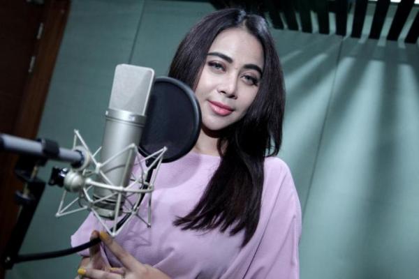 Penyanyi pendatang baru berparas cantik, Resha Finoza siap ramaikan industri musik Indonesia.