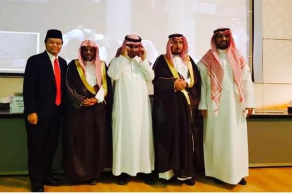 Kedatangan Hidayat Nur Wahid sebagai Dewan Penguji di Kampus Al Imam bin Saud, disebut banyak pihak tak sekadar hubungan akademis Indonesia-Arab Saudi