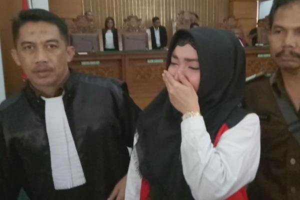 Roro Fitria terdakwa kasus narkoba menjerit histeris saat Majelis Hakim memvonisnya 4 tahun masa tahanan.