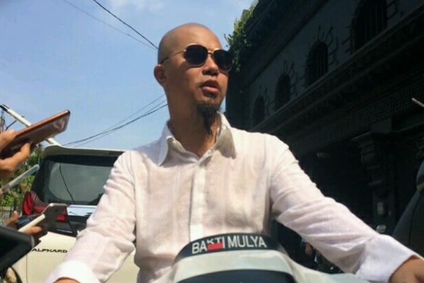 Dhani dan juga keluarga besar langsung menaiki mobil bak terbuka Unimog berwarna putih yang sudah menunggu sejak pagi dan berencana langsung pulang ke rumahnya di kawasan Pondok Indah, Jakarta Selatan