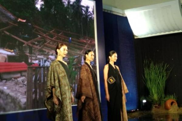 Indonesia Batik for the World, merupakan perjalanan Oscar Lawalata dalam memperlihatkan batik kembali pada Nusantara dan dunia.