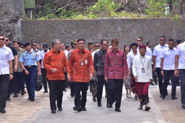 Presiden Joko Widodo juga mengungkapkan rencana pemerintah yang akan memberikan anggaran langsung ke kelurahan seperti halnya dana desa. 