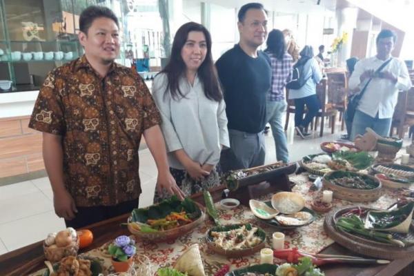 Di hari weekend atau di hari aktif, anda bisa memanjakan kuliner khas dengan nuansa alam yang ada di kawasan Serpong, Tangerang Selatan.