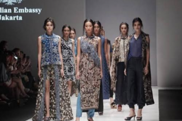 Untuk pertama kalinya, seni dan gaya busana penduduk asli Australia turut meramaikan Jakarta Fashion Week 2019. 