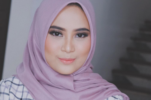 Tren hijab terus menemukan inovasinya, alasan ini yang membuat Restu Anggraini membuat hijab anti-air pertama di Indonesia.