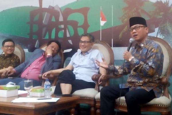 Meski mengapresiasi dana kelurahan, Partai Amanat Nasional (PAN) mengingatkan agar Presiden Jokowi tidak mengklaim program tersebut sebagai jasa pemerintah.
