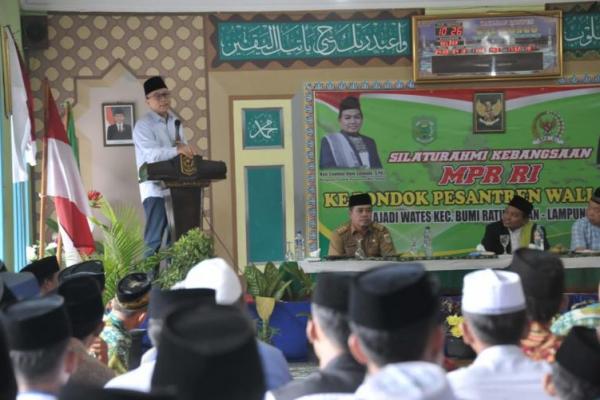 Untuk mendukung percepatan pembangunan pesantren khususnya di luar Jawa, sebagai wakil rakyat, Zulkifli Hasan bersama yang lain mendorong tuntasnya undang-undang madrasah dan pesantren