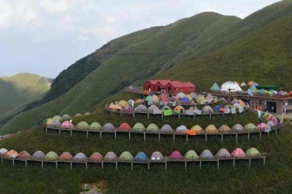 Asosiasi Olahraga Luar Ruangan Gunung Wugong China berhasil memecahkan rekor usai membuat tenda terpanjang di dunia, yang didirikan di sebuah gunung di negeri berjuluk Tirai Bambu tersebut