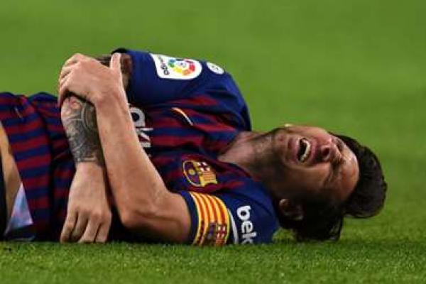 Messi, 32, turun sebagai line up namun setengah jam permainan ia kembali harus mendapatkan perawatan yang panjang dari tim medis klub