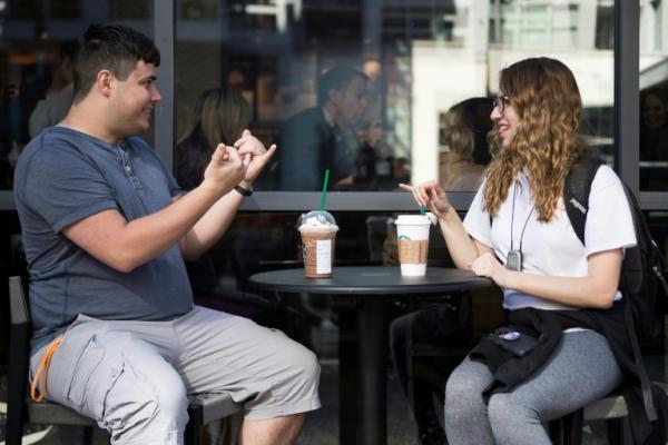 Seluruh karyawan Starbucks di toko ini juga merupakan penyandang tunarungu, sehingga tidak mengalami kesulitan ketika berkomunikasi dengan pelanggan tunarungu yang datang.