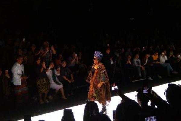 Panggung Jakarta Fashion Week semalam dihebohkan dengan penampilan Menteri Susi Pudjiastuti yang tampil luwes bak model.