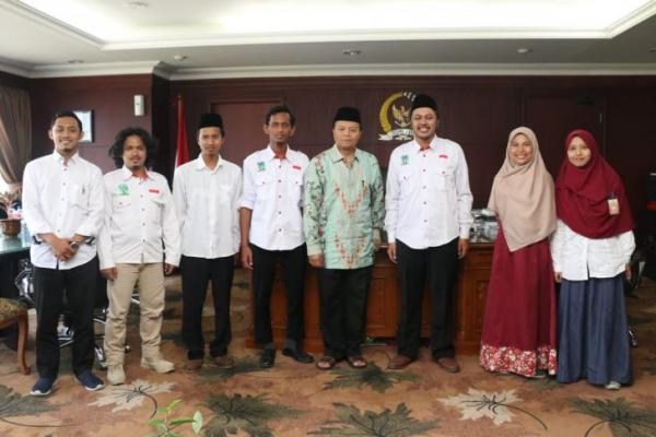 Wakil Ketua MPR RI Hidayat Nur Wahid menerima kunjungan Pimpinan Daerah (PD) Kesatuan Aksi Mahasiswa Muslim Indonesia (KAMMI), Jakarta Selatan