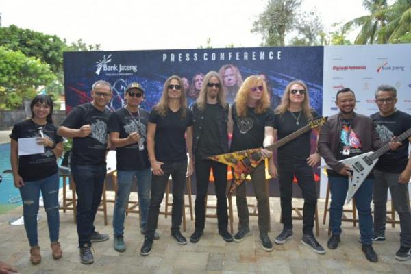 Megadeth melakukan aksi sosial peduli Palu dan Donggala dengan menandatangi 2 gitar yang akan dilelabg. Intip foto-fotonya ini.