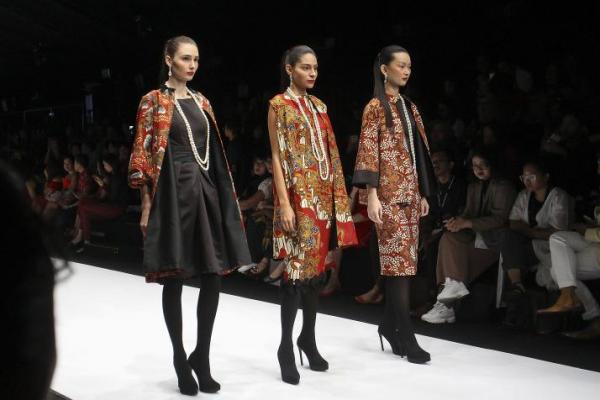 Sebagai kampanye sehat, Yayasan Jantung Indonesia berkolaborasi dengan Iwan Tirta dan tiga desainer fashion Indonesia.