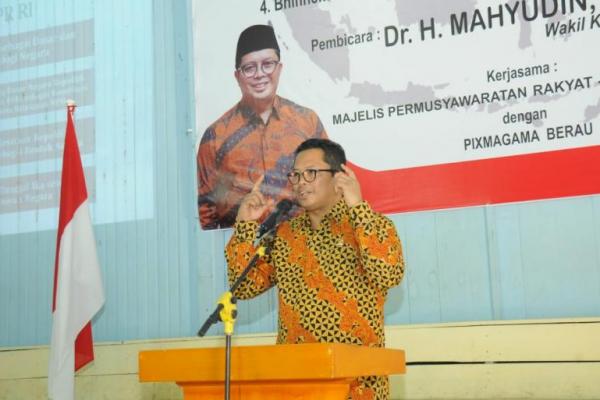 Perbedaan pilihan politik diharapkan oleh Wakil Ketua MPR Mahyudin tidak membuat masyarakat saling bermusuhan.