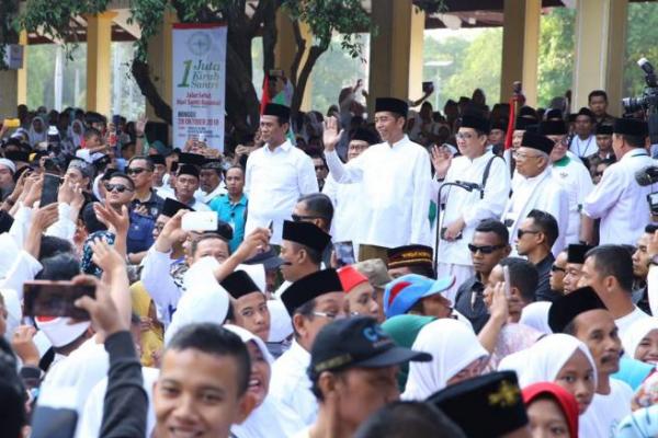 Joko Widodo menghadiri acara Pelepasan Kirab Santri dan Jalan Sehat Sahabat Santri di Alun-alun Sidoarjo, Jawa Timur, Minggu (28/10).