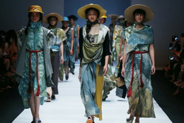 Label fashion Purana menjalin kolaborasi dengan handmade fabric karya artisan Humbang Shibori dari Hasundutan Sumatra Utara. 