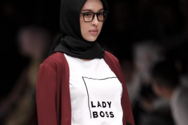 Dua desainer muda ini mendedikasikan karyanya yang anggun nan gelamor untuk para perempuan di Indonesia.