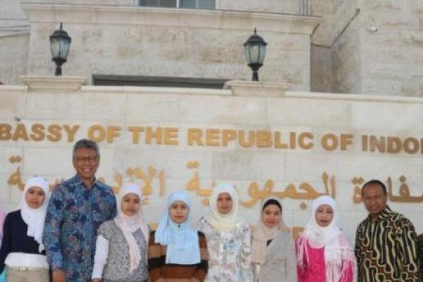 Kedutaan Besar Republik Indonesia (KBRI) Amman Yordania memulangkan Pekerja Migran Indonesia bernama Sarisih (42 tahun), setelah dua bulan lalu ditemukan oleh Tim Satgas Perlindungan KBRI