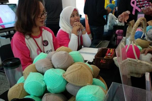 Knitted Knockers Indonesia melalui payudara artifisial hadir menjawab kebutuhan para penyintas kanker payudara agar seimbang dan tetap percaya diri.