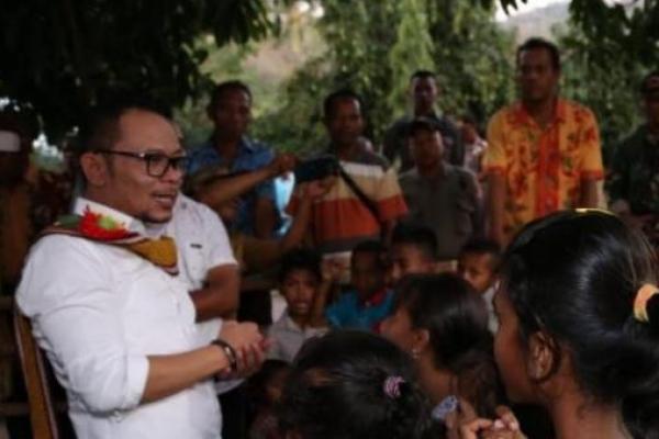 Menteri Ketenagakerjaan M. Hanif Dhakiri terharu hingga meneteskan air mata ketika memberi sambutan pada masyarakat di desa kantong pekerja migran/ TKI di Nusa Tenggara Timur