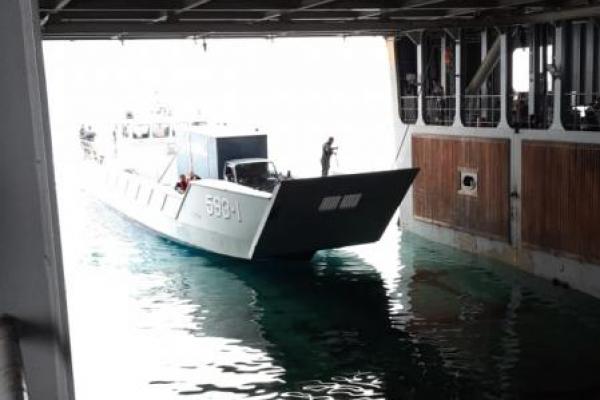 Mobile Hyperbaric Chamber dimuat dengan menggunakan Landing Craft Utility milik KRI Banda Aceh 593 kemudian masuk ke dalam kapal perang LPD tersebut.