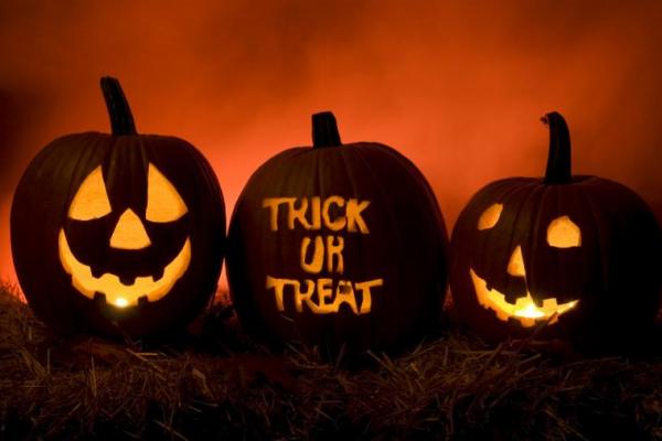 Menceritakan dongeng menakutkan, dan menonton film horror merupakan hiburan yang paling banyak dilakukan saat menyambut perayaan Halloween.