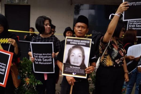 Pemerintahan Indonesia dinilai lemah dalam daya tawar untuk membela nasib pekerja migran Indonesia (PMI) yang berada di luar negeri. Hal itu menyusul eksekusi mati Tuti Tursilawati di Arab Saudi tanpa pemberitahuan.