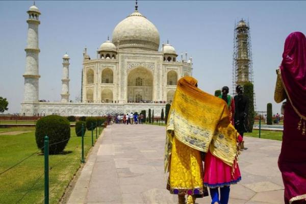 Muslim di kota Agra India tidak lagi dapat melakukan sholat di masjid yang terletak di tempat landmark Taj Mahal kecuali pada hari Jumat.