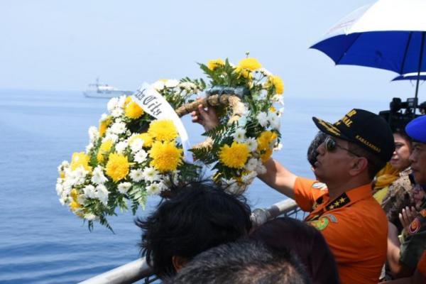 Ketua Basarnas mendapat pelukan dan tangisan dari keluarga korban Lion Air PK-LQP di atas KRI.